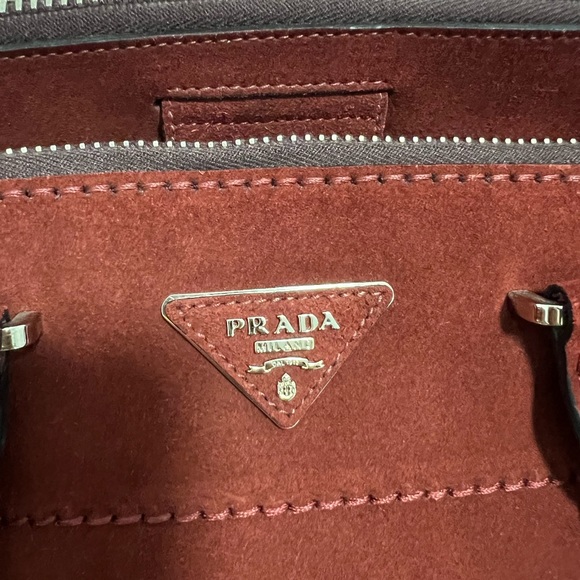 SOLD!! ✅ BNWT. 💯 Authentic Prada Galleria Shopping Tote, Crossbody strap. - Picture 6 of 13